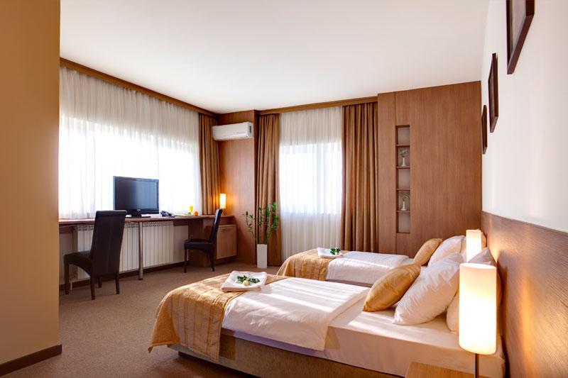 Hotel Knezevina Vranic  Exterior photo